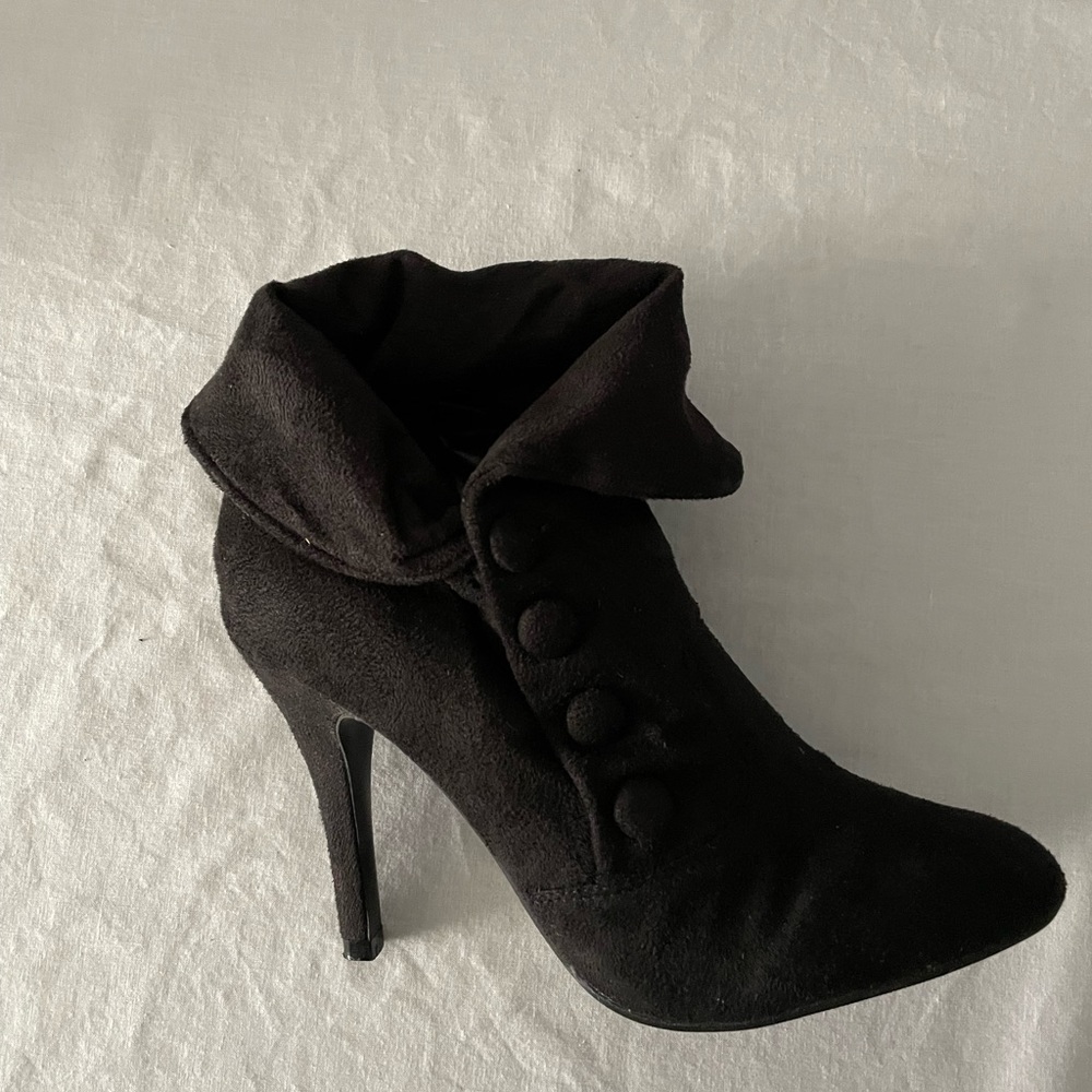 Black size 8.5 Paprika brand 4” heel boots